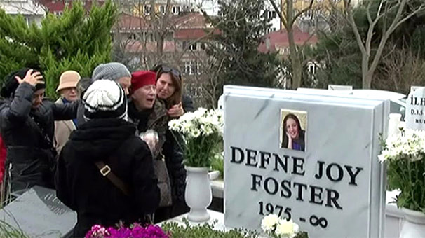 Defne Joy Foster’ın Annesi, Kızının Mezar Taşına Sarılıp Ağladı