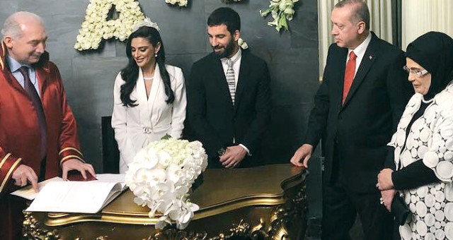 Aslıhan Doğan, İmzayı Atar Atmaz Soyadını Değiştirip Yeni Instagram Hesabı Açtı