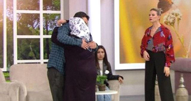 Acılı Anne, 36 Yıl Önce Çalınan Oğluna Canlı Yayında Kavuştu