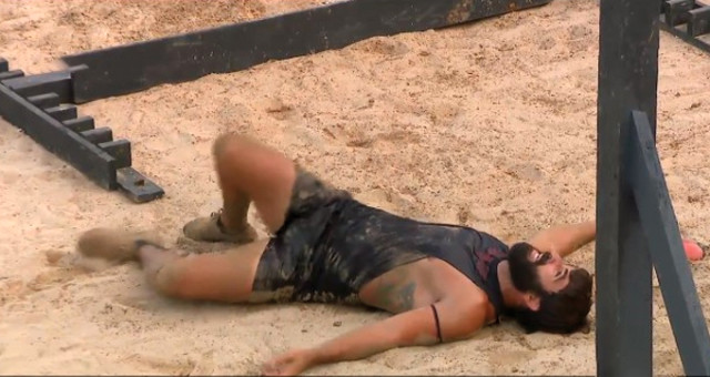 Turabi Oyunun Ardından Acı İçinde Yerde Kaldı