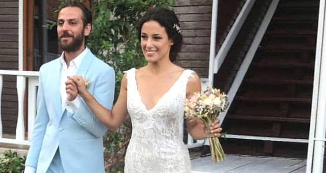 Erkan Kolçak Köstendil’le Evlenen Cansu Tosun Bikinili Poz Vererek Bayramı Kutladı