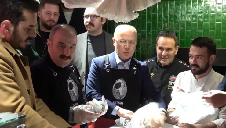 Mustafa Varank, Bursa’da klasik sahur programında vatandaşlarla bir ortaya geldi