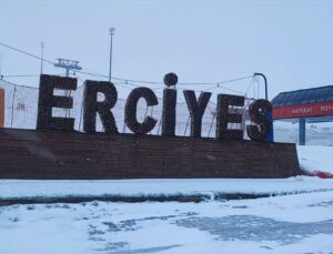 İç Anadolu’nun tepesi “Erciyes”e mayıs ayında kar yağdı