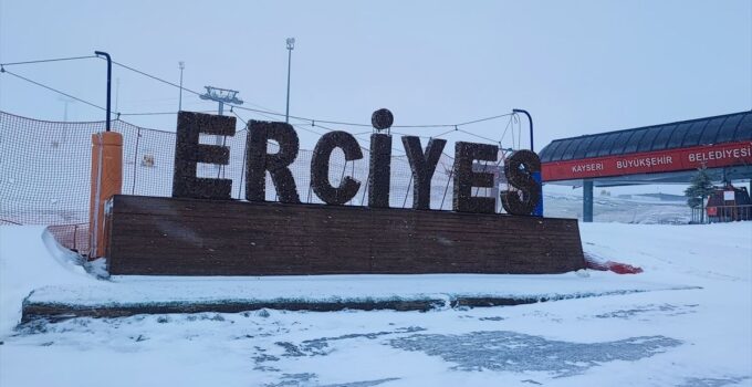 İç Anadolu’nun tepesi “Erciyes”e mayıs ayında kar yağdı