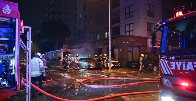 Kadıköy’de oto galeride çıkan yangında 4 araç kullanılamaz hale geldi