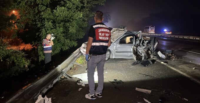 Arıza sebebiyle emniyet şeridinde duran arabaya TIR çarptı; 1 çocuk öldü, 3 yaralı